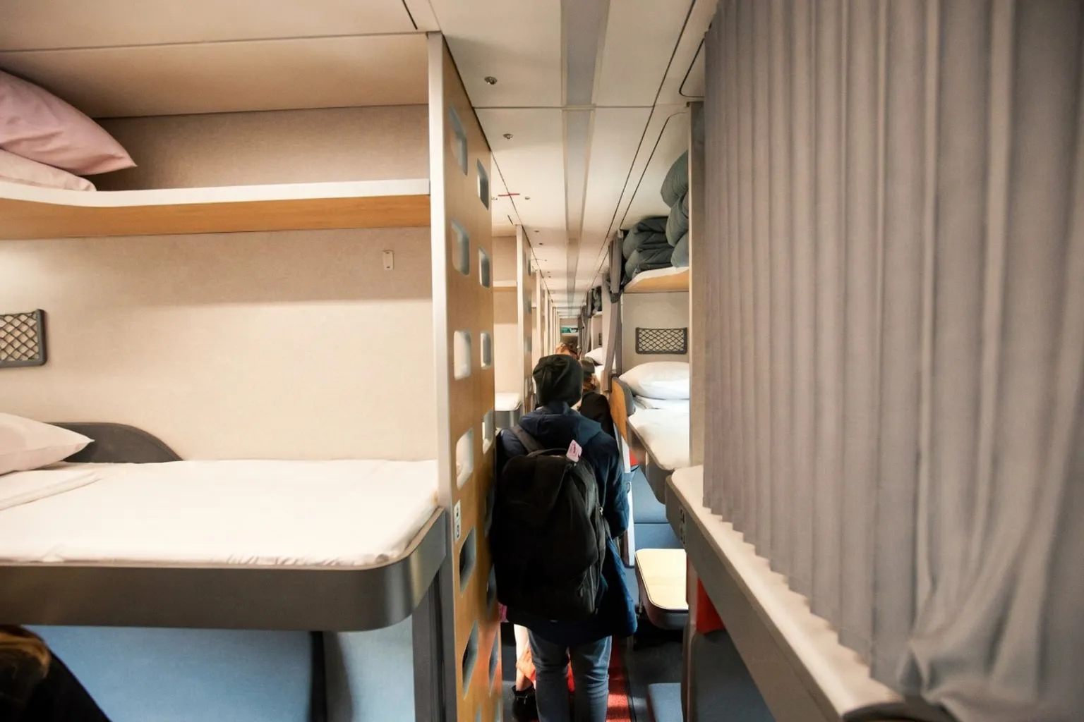 Новый плацкарт РЖД: удлинённые полки, капсульные перегородки и удобные шкафчики для вещей