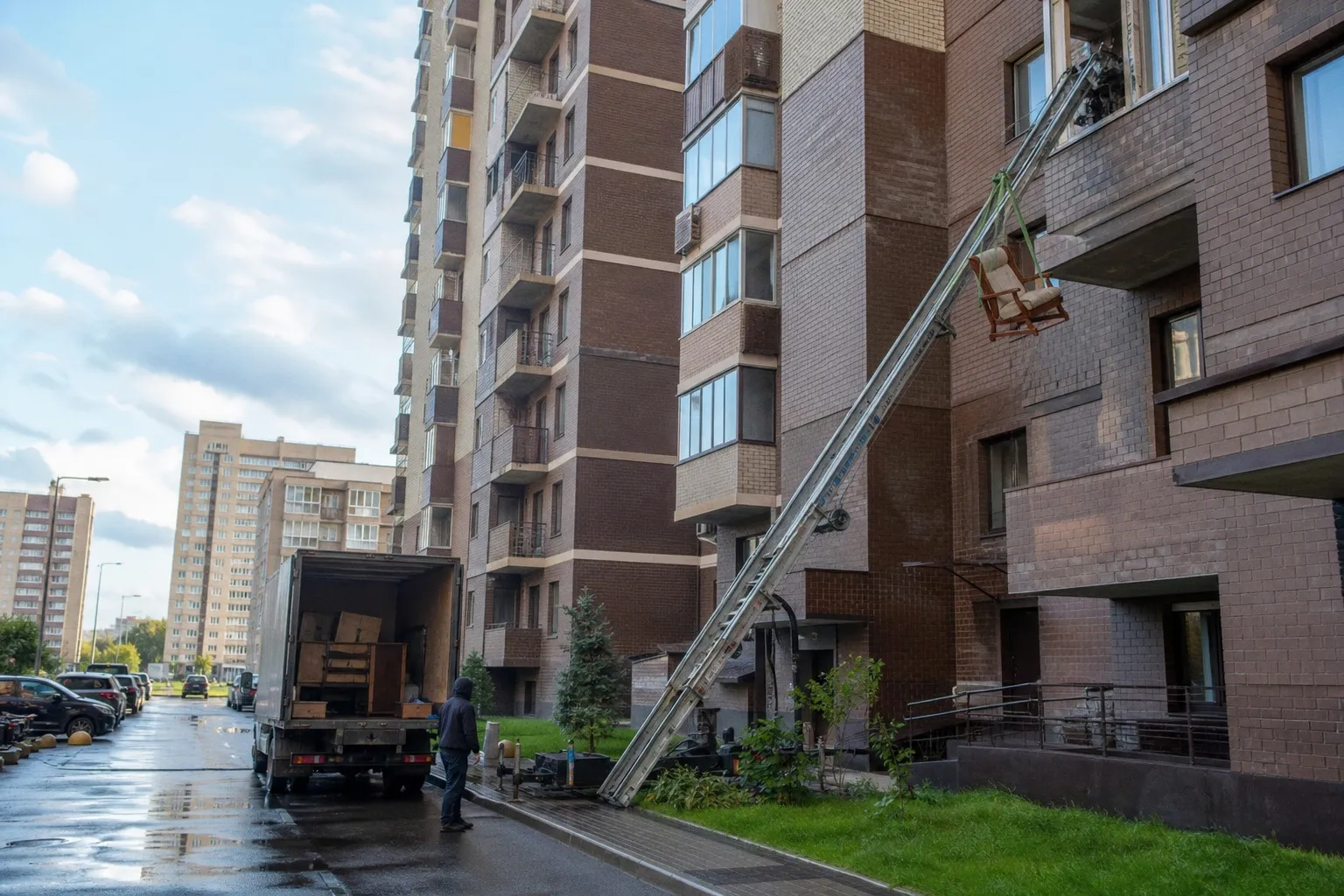 Ручной подъем мебели или аренда автолифта: расчет затрат при переезде